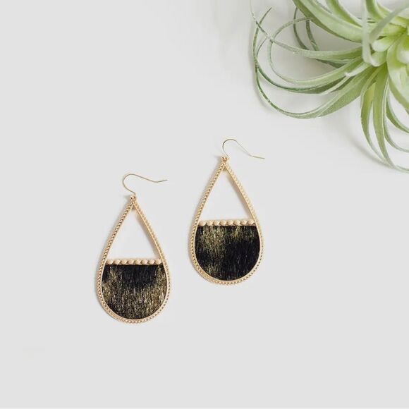 Accessories - Black/Gold Tear drop earrings